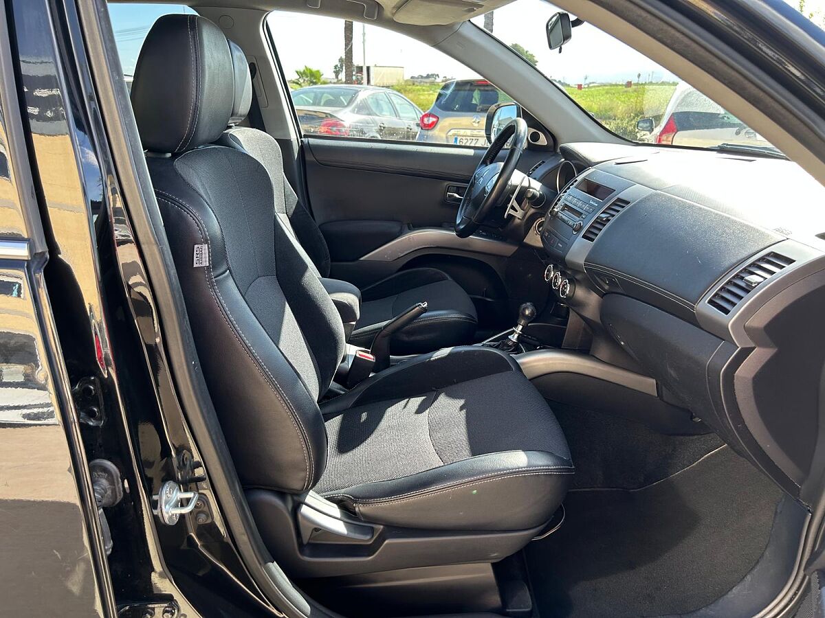 MITSUBISHI OUTLANDER 2.2 TDI AUTO 4X4 SPANISH LHD IN SPAIN 165000 MILES 7 SEATS 2010